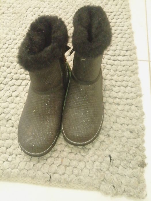 Botas pretas de pelinho de menina