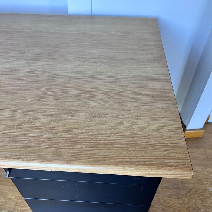 Mesa de escritório com gavetas

Mesa de escritório grande, robusta e ideal para trabalho ou estudo.

Medidas:

* Comprimento: 1,80 m
* Larg