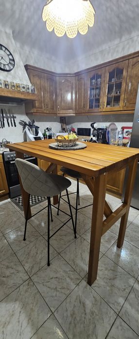 Mesa alta com 2 cadeiras