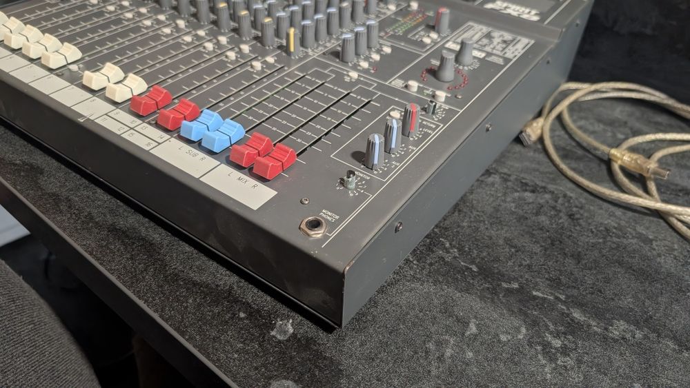 Мікшерний пульт Soundcraft SPIRIT FX8