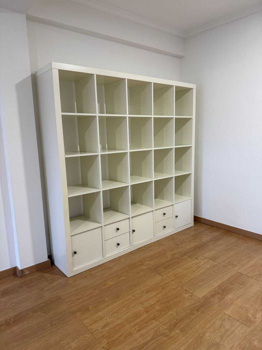 Estante IKEA KALLAX branca com portas e gavetas – Excelente estado