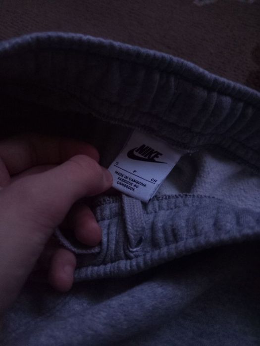 Штани Nike б/у оригінал
Нюансів нема 
Заміри в лс сайз с-м кажіть ріс
