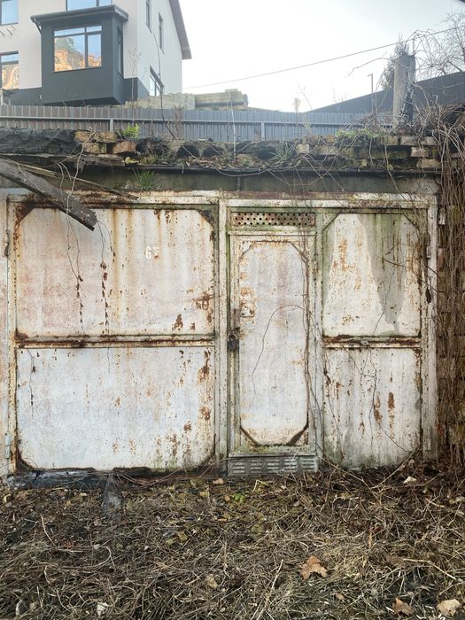 Продам кирпичный гараж на Печерске