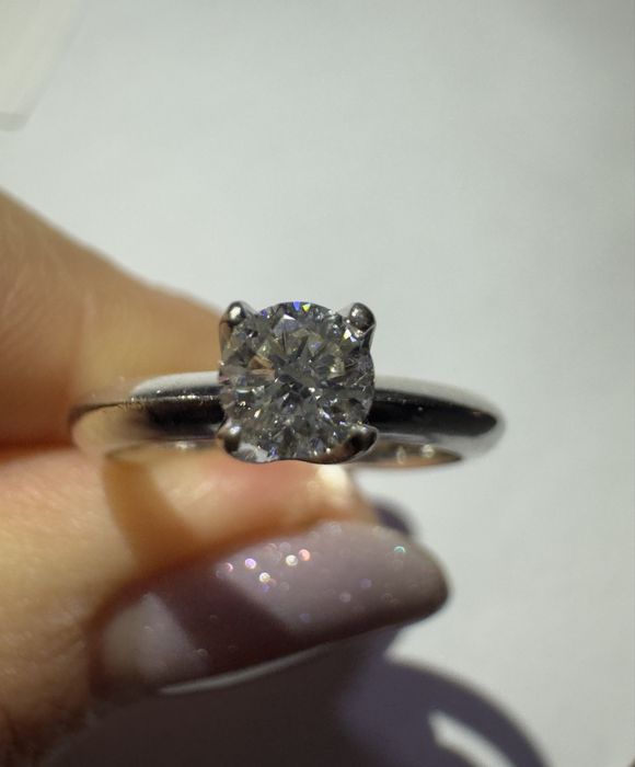 Золотое кольцо с бриллиантом