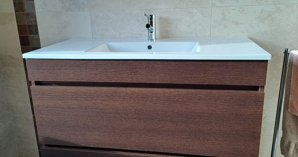 Móvel de casa de banho e espelho