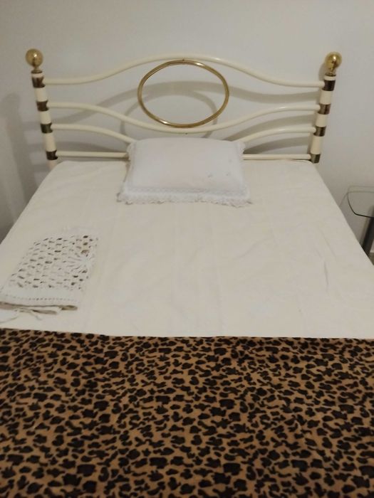 Vendo Cama de Casal com colchão