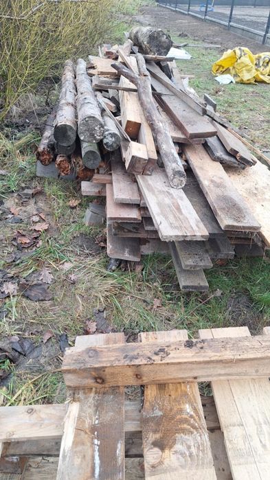 Deski, stemple, pozostałości po budowie