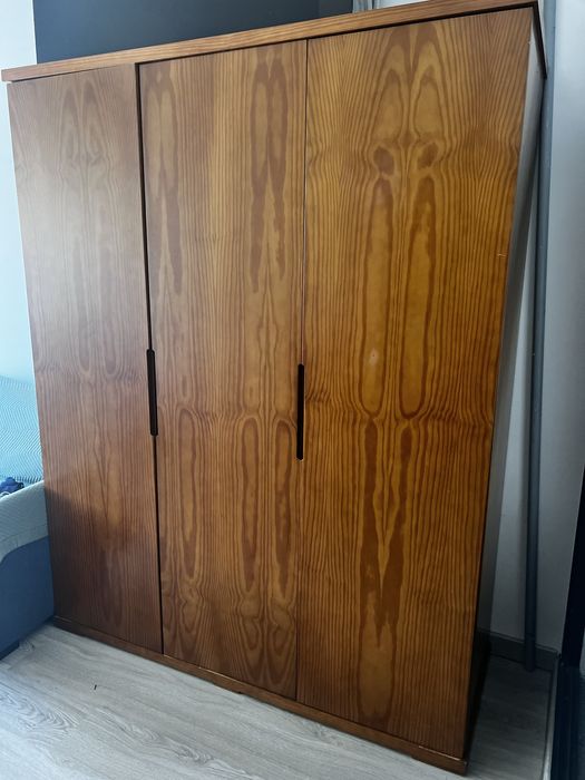 Guarda-roupa em madeira