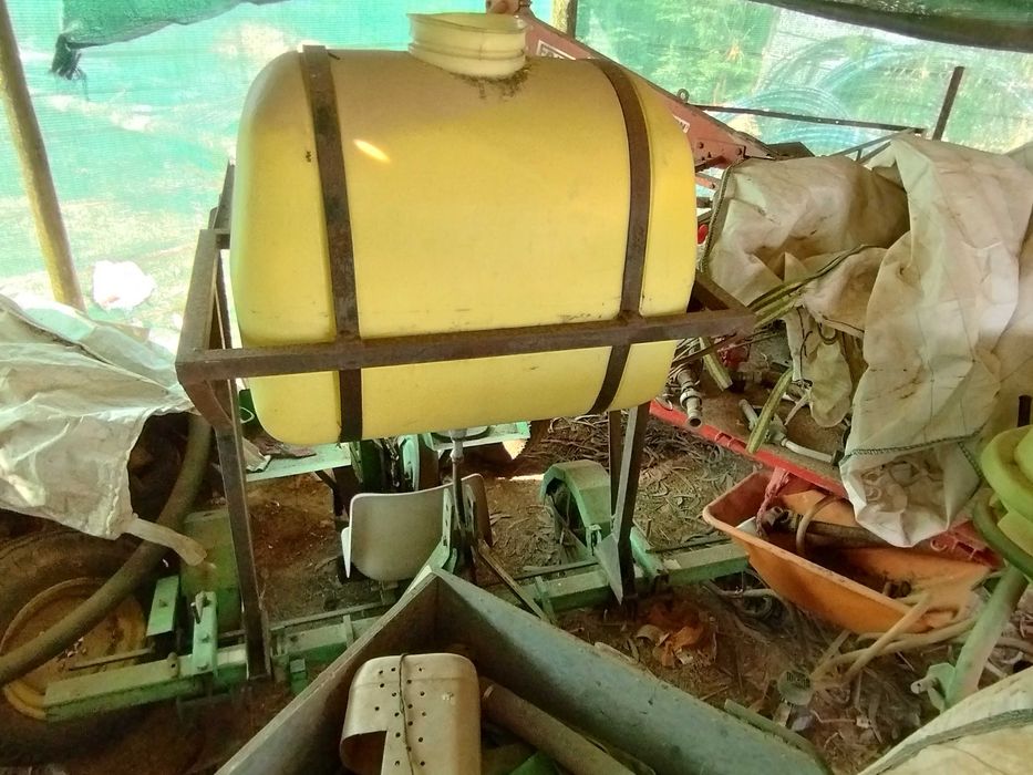 Plantador de pinças com sistema de rega