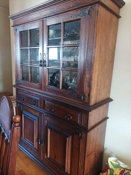 Móvel/cristaleira em madeira maciça de castanho (só este mês)