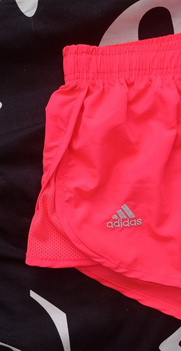 Neonowe cienkie szorty logowane Adidas