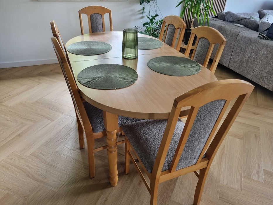 Rozkładany stół z jesionowymi krzesłami