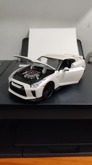 Nissan GT-R (R35)  1/24 Branco Pérola