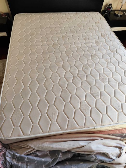 Colchão de cama de casal em bom estado com 6 anos