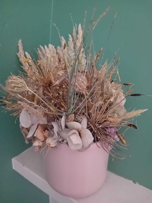 Ramos de flores secas em vaso decorativo