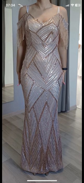 Błyszcząca cekinowa suknia