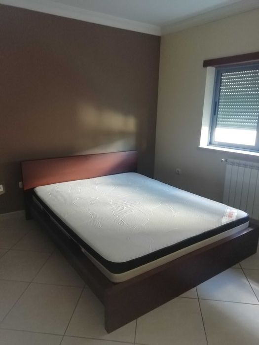 Cama e colchão de casal, quase novos para venda na Baixa da Banheira, estrada nacional.