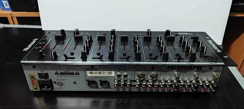 Mesa DJ ou instalação Numark CM200