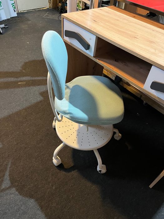 Biurko dziecięce z fotelem obrotowym