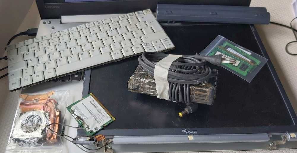 Fujitsu Siemens Lifebook S7020 - Parts: keyboard, monitor, battery...64729590137474122