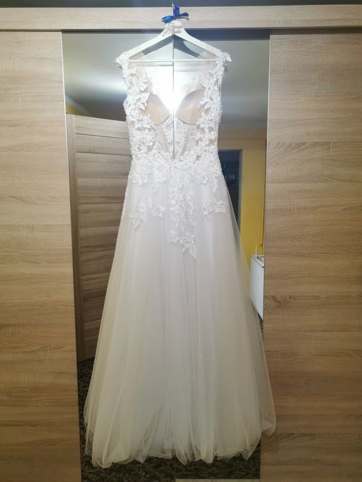 Biała suknia ślubna