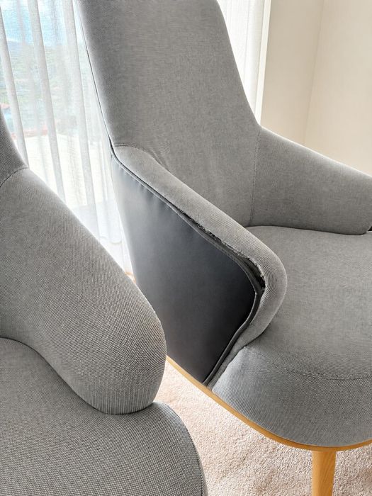 Conjunto de dois cadeirões design  moderno com apoio de pés