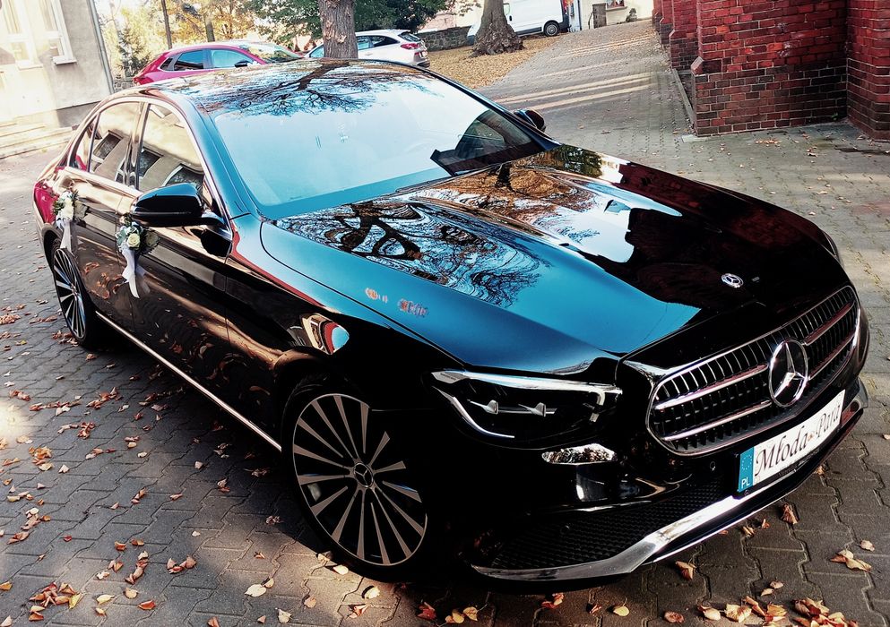 Auta do ślubu Mercedes E klasa oraz biały Cla