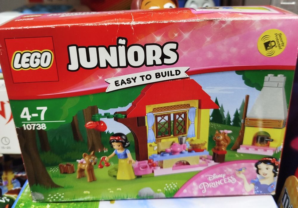 Конструктор LEGO Juniors Лісовий будиночок Білосніжки