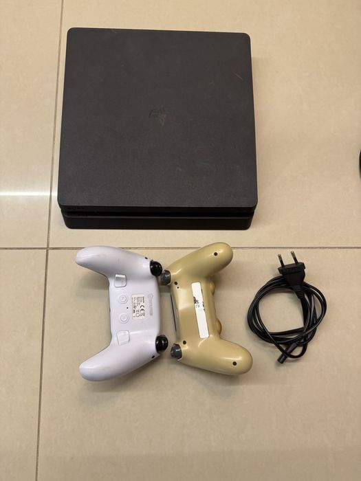 Ps4 slim  500G + 2 comandos