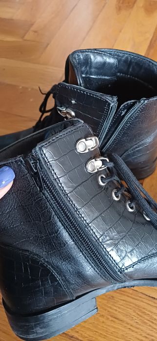 Czarne skórzane wiązane botki trzewiki.