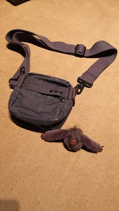 Bolsa Kipling Azul/Cinza com porta chaves