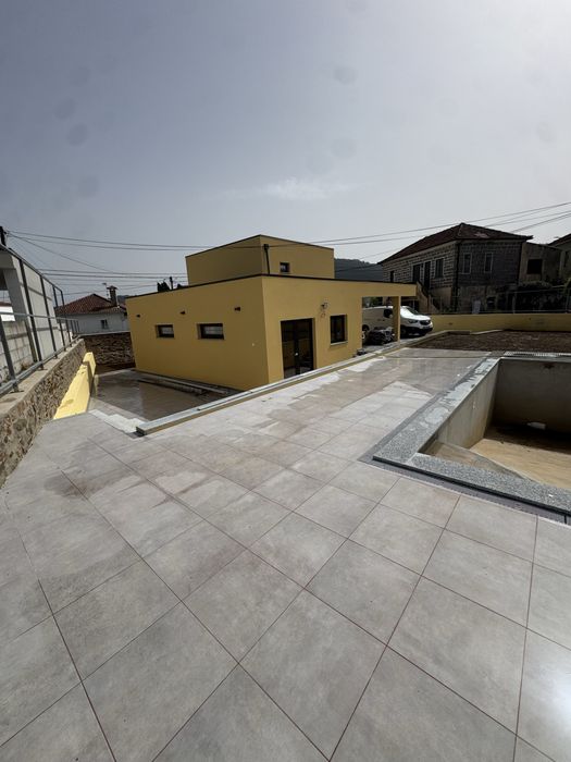 Excelente moradia V2 com possibilidade de passar a V3 SANTO TIRSO
