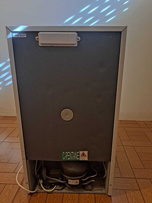 Arca Congeladora Vertical Jocel JVC63 63L – Excelente Estado