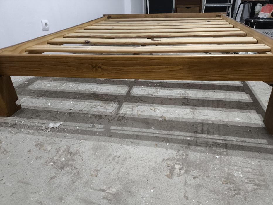 Cama de casal em madeira maciça