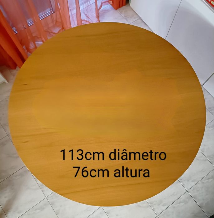 Mesa de madeira com 4 cadeiras