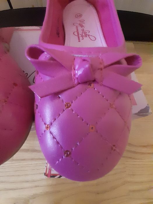 Нові дитячі туфельки рожевого кольору з блискітками