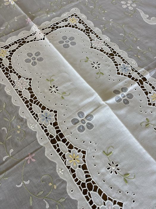 Toalha de mesa bordada à mão da Madeira com 12 guardanapos
