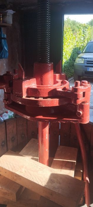 Prensa  de vinho nova  com duas bases laterais, uma grande e outra mais pequena. Para diversos kilos