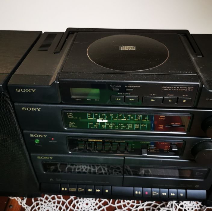 Aparelhagem de som da Sony, com colunas