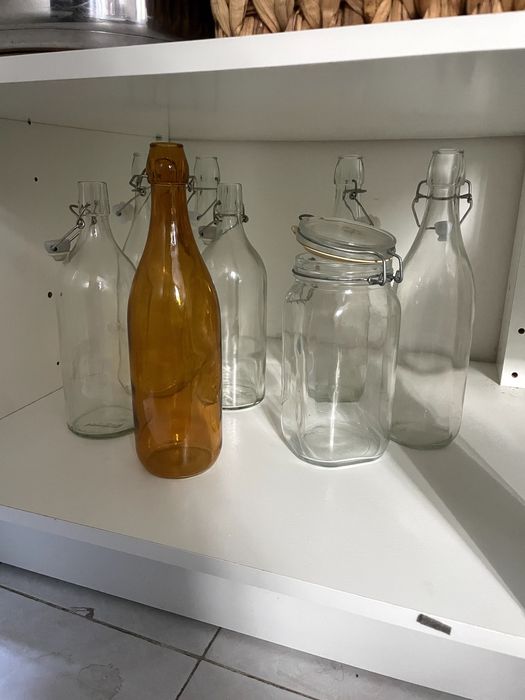 Garrafas de vidro e copos – ideais para armazenamento