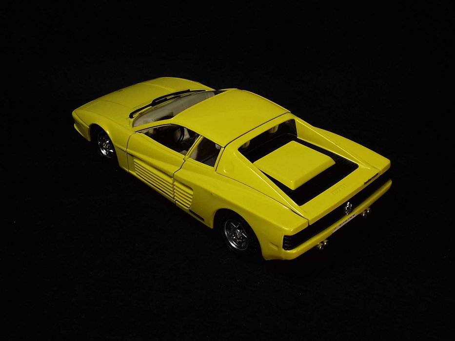 Burago 1:24 - Ferrari Testarossa (1984) - made in Italy