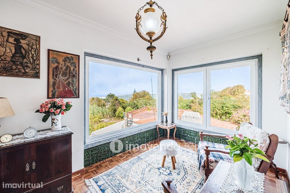 Quinta isolada T3+1 com áreas amplas e terreno de 2022m², em Colares