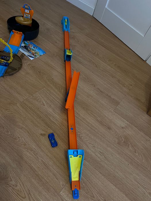 Трек Hot Wheels з машинками