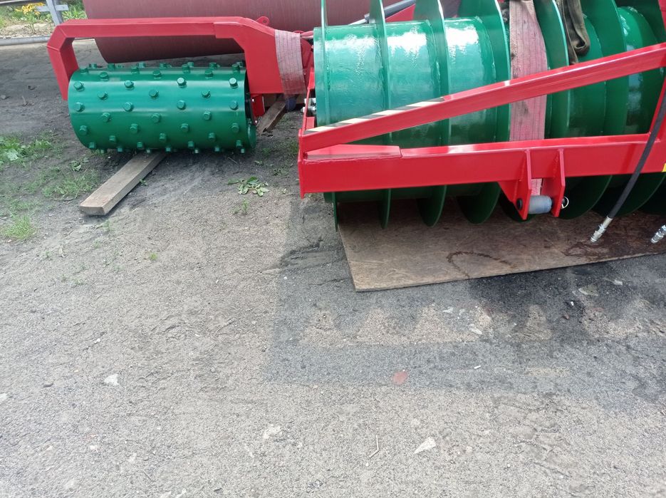 Wał pryzmowy do ugniatania sianokiszonki kukurydzy ugniatający