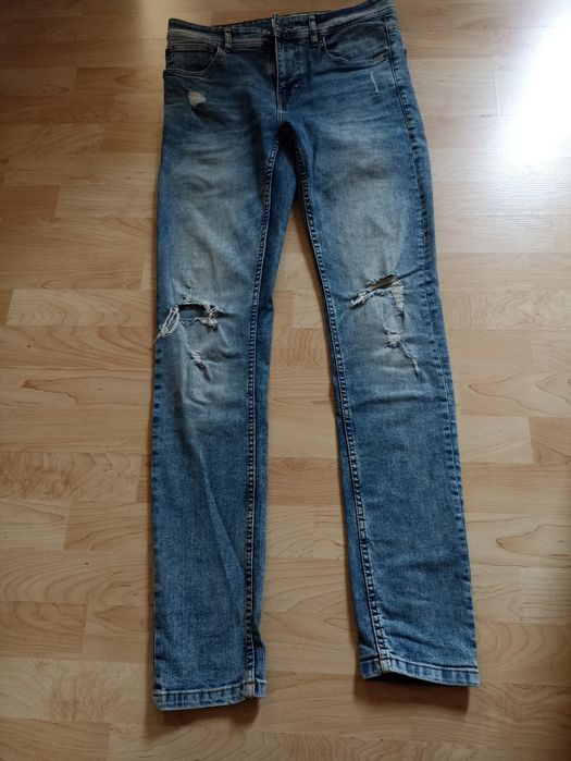 Jeansy z dziurami