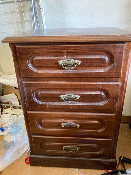 Cama, colchão, mesas