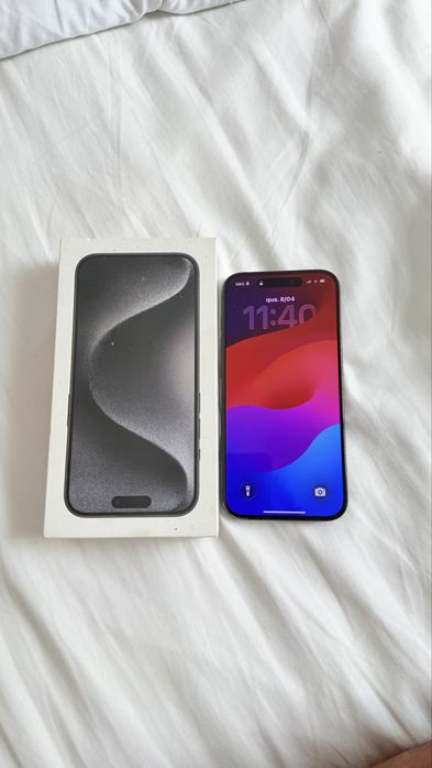 iPhone 15 Pro em muito bom estado, totalmente funcional e bem estimado.