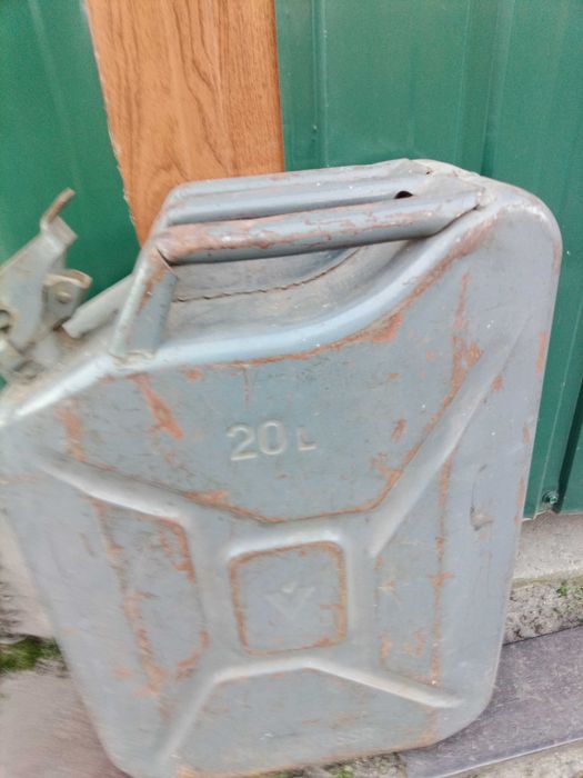 Продам канистру на 20 литров