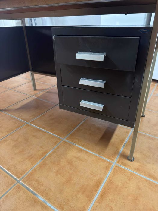 Secretária de escritório com gavetas