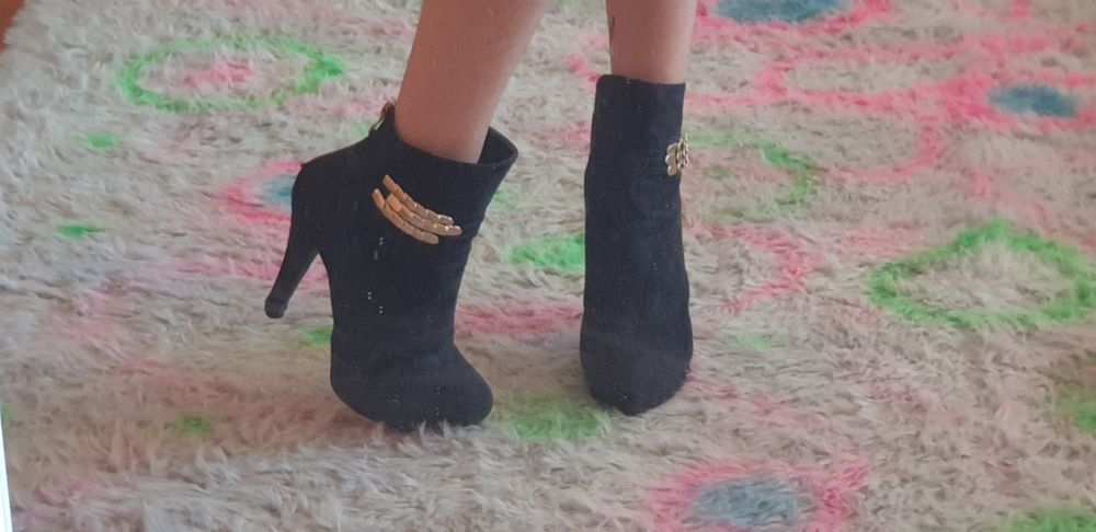 Botas pretas de veludo